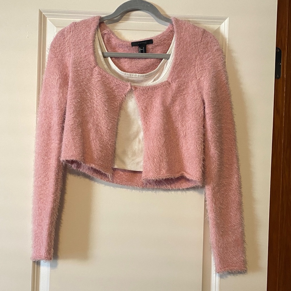Forever 21 pink cropped cardigan with SHEIN white cropped tank top